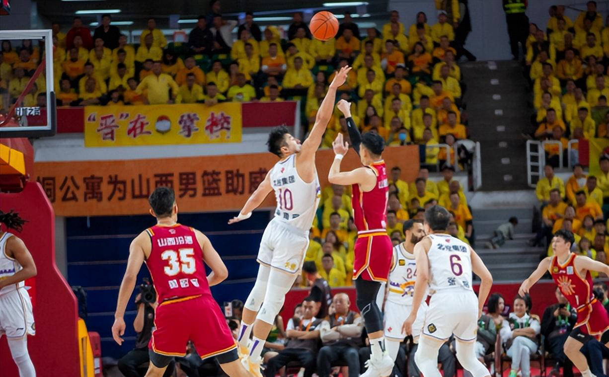 包含集结日CBA常规赛传出新动向，上海久事再遭质疑，管理层表态——质疑声仍在，年轻球员得到机会的词条